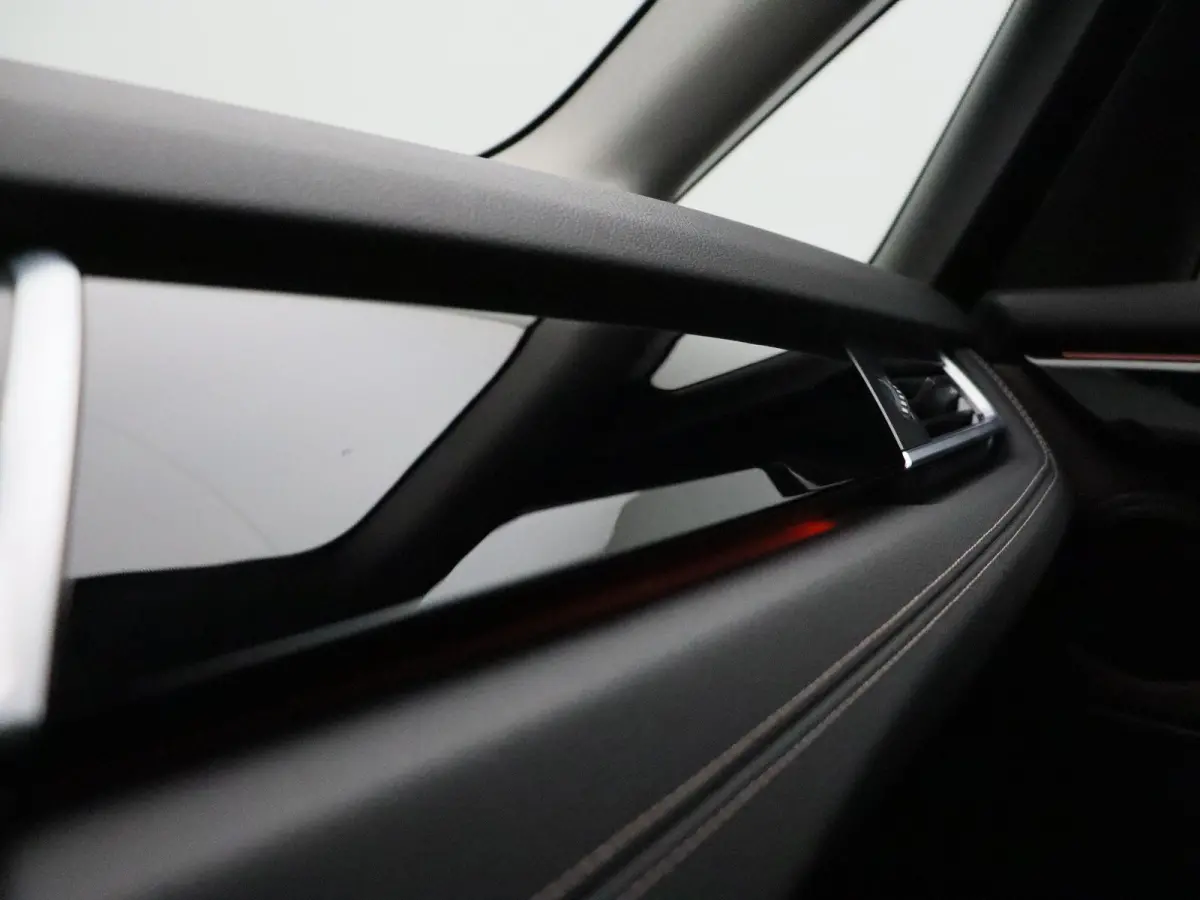 218i Executive | Comfort Pack | Sportline | Stuurwielrand Verwarmd | Head-Up Display | 17''