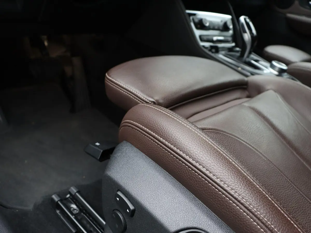 218i Executive | Comfort Pack | Sportline | Stuurwielrand Verwarmd | Head-Up Display | 17''