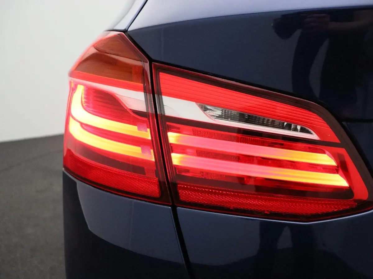 218i Executive | Comfort Pack | Sportline | Stuurwielrand Verwarmd | Head-Up Display | 17''