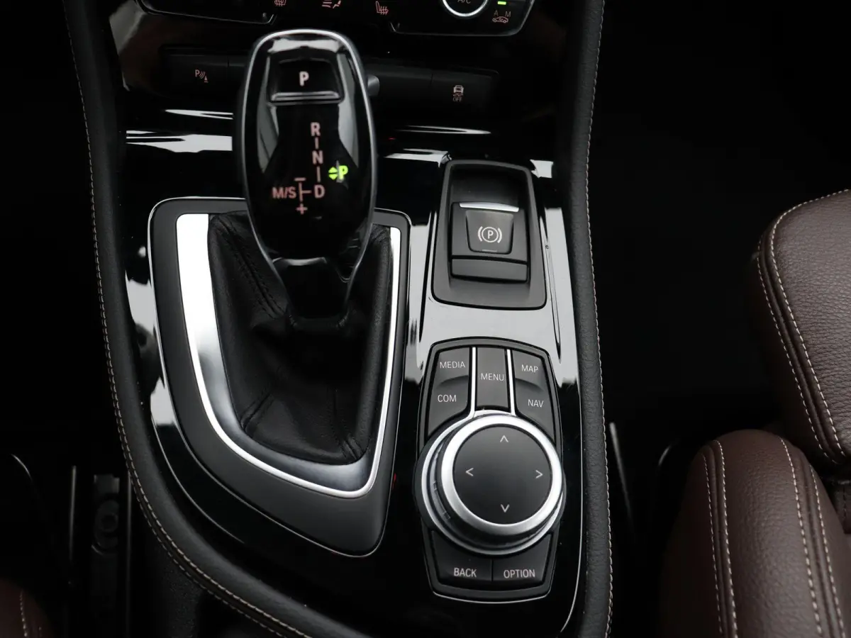 218i Executive | Comfort Pack | Sportline | Stuurwielrand Verwarmd | Head-Up Display | 17''