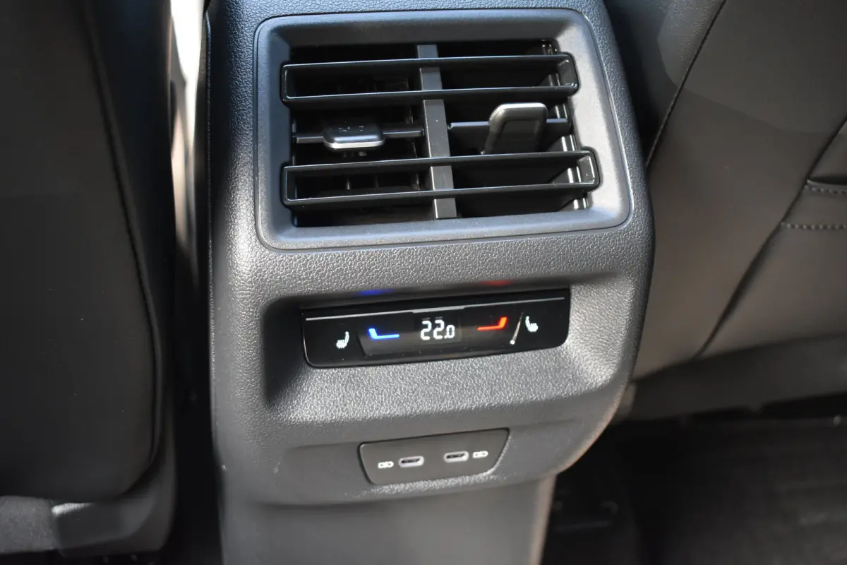 1.5 272PK eHybrid R-Line Edition Assistance Pakket | Comfort Pakket Plus | Interieur Style Pakket | Design Pakket | Schuif-kanteldak | Wegklapbare trekhaak | Head-up display | Harman Kardon 