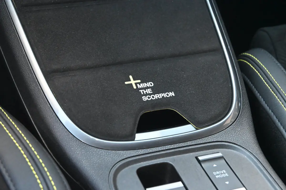 Scorpionissima 54 kWh 240pk Tot 8 Jaar Garantie! | Torson Sperdifferentieel | Sabelt Stoelen | Allseason | Stoelverwarming | Draadloos Apple Carplay & Android Auto | !!