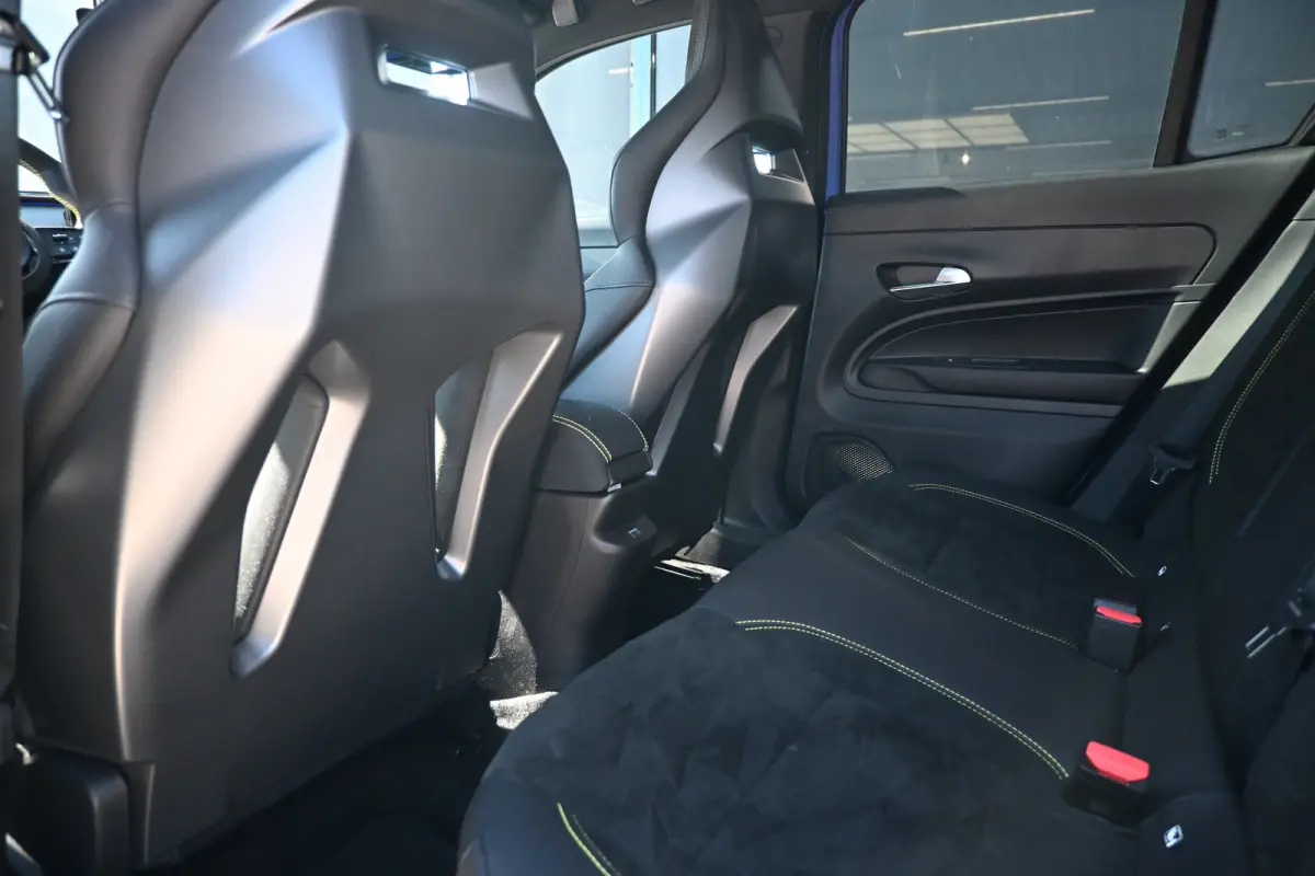 Scorpionissima 54 kWh 240pk Tot 8 Jaar Garantie! | Torson Sperdifferentieel | Sabelt Stoelen | Allseason | Stoelverwarming | Draadloos Apple Carplay & Android Auto | !!