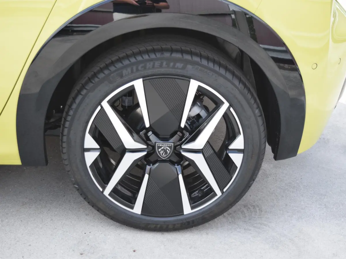 1.2 Hybrid 145 e-DCS6 GT | 145 PK | Drive Assist Plus Pack | Navigation Pack | Vision Pack