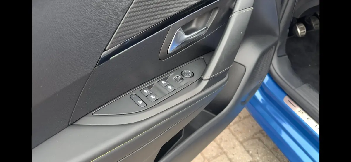 1.2 PureTech GT | Cruise Control | Climate Control | Achteruitrij Camera | Parkeersensoren Voor en Achter | Apple Carplay / Android Auto | Achteruitrijcamera | Android Auto | Apple CarPlay