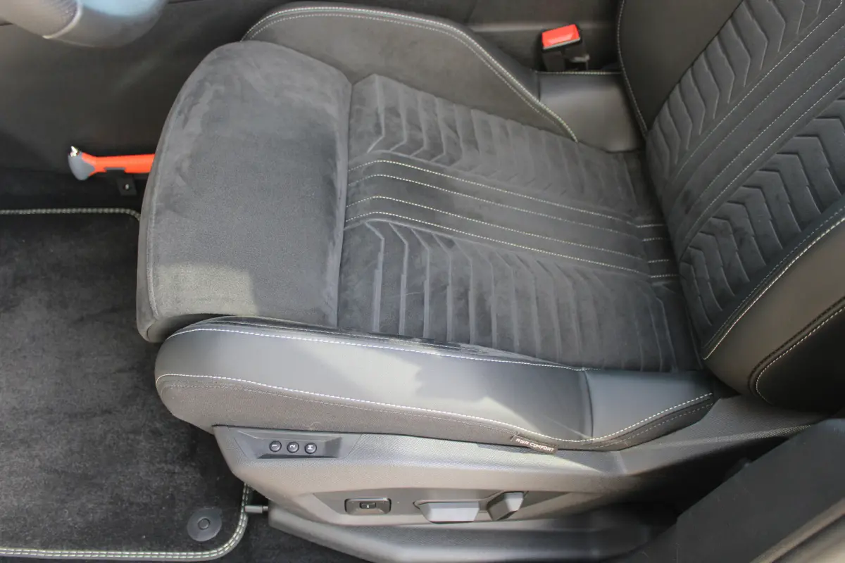 1.6 plug-in Hybrid 195 GT Automaat | Panorama/schuifdak | Luxe stoelen | Massage | Focal | Alcantara | Trekhaak