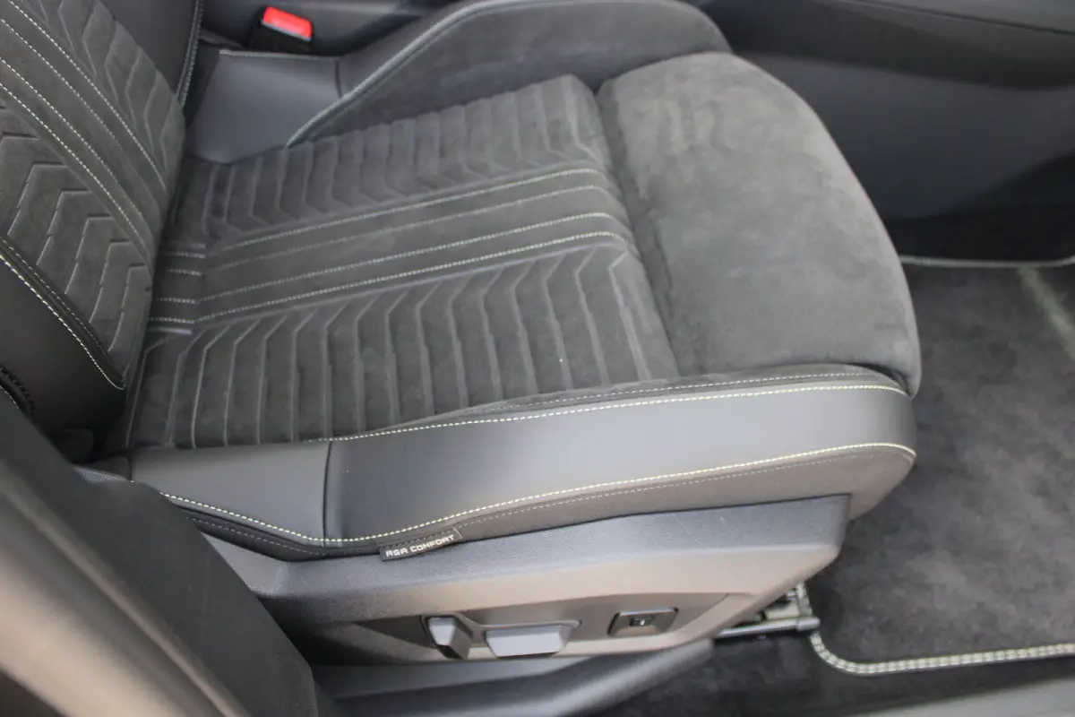 1.6 plug-in Hybrid 195 GT Automaat | Panorama/schuifdak | Luxe stoelen | Massage | Focal | Alcantara | Trekhaak