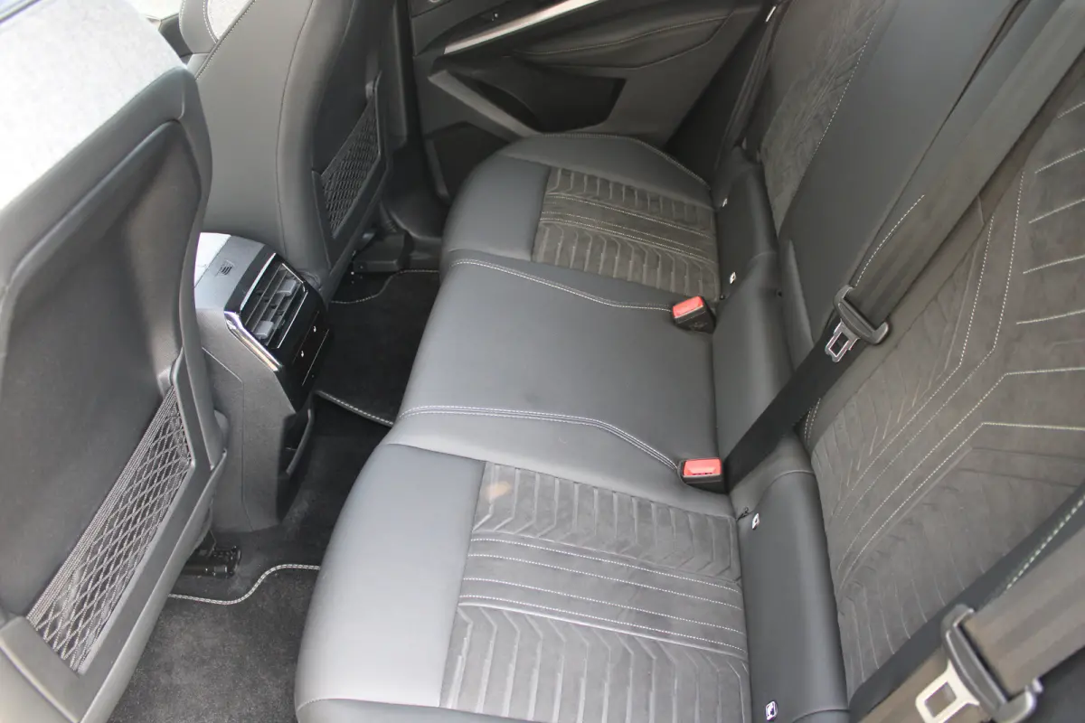 1.6 plug-in Hybrid 195 GT Automaat | Panorama/schuifdak | Luxe stoelen | Massage | Focal | Alcantara | Trekhaak