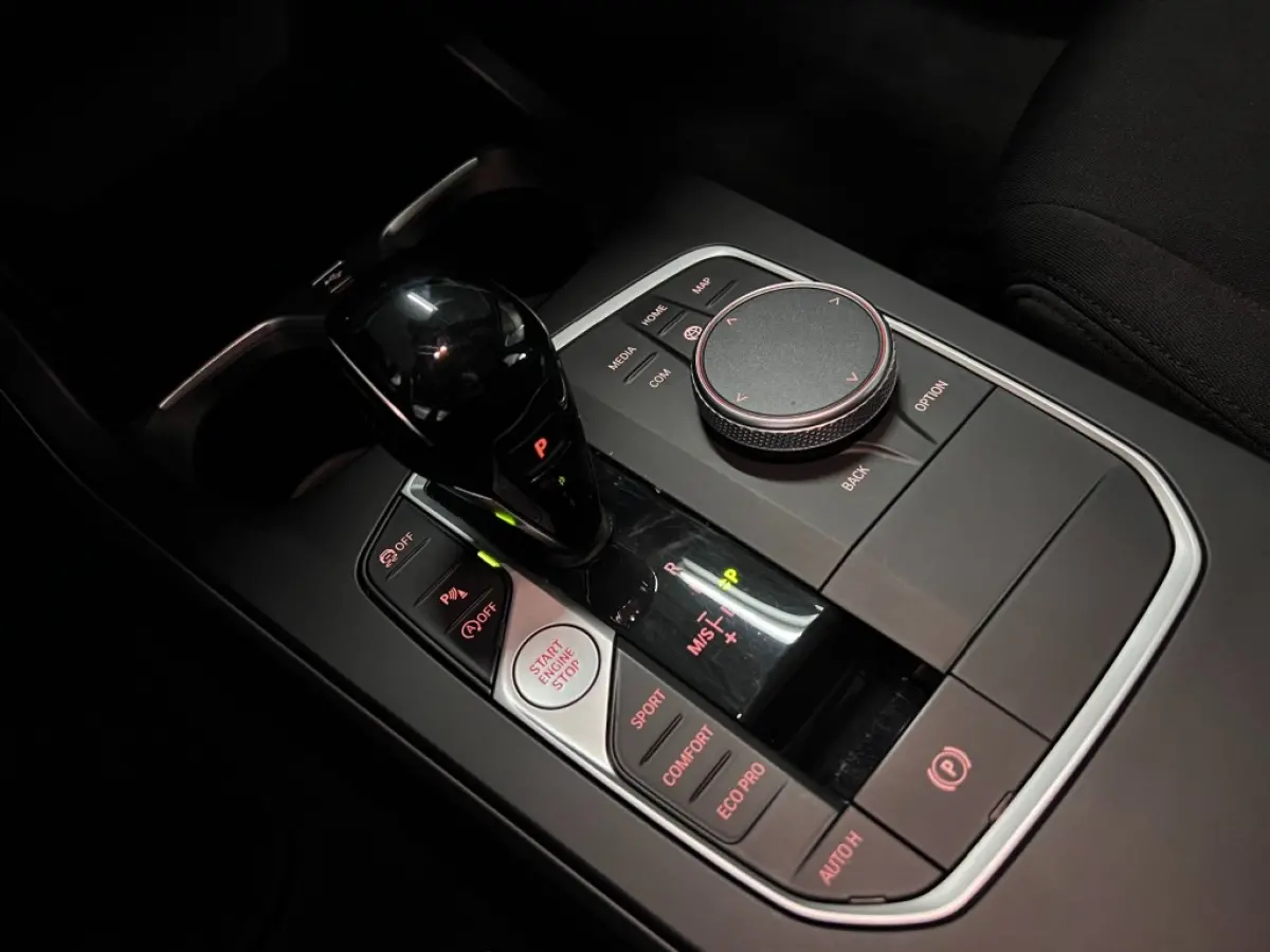 118I BUSINESSEDITION / Automaat / 42323 km / Carplay / Digitaal Display