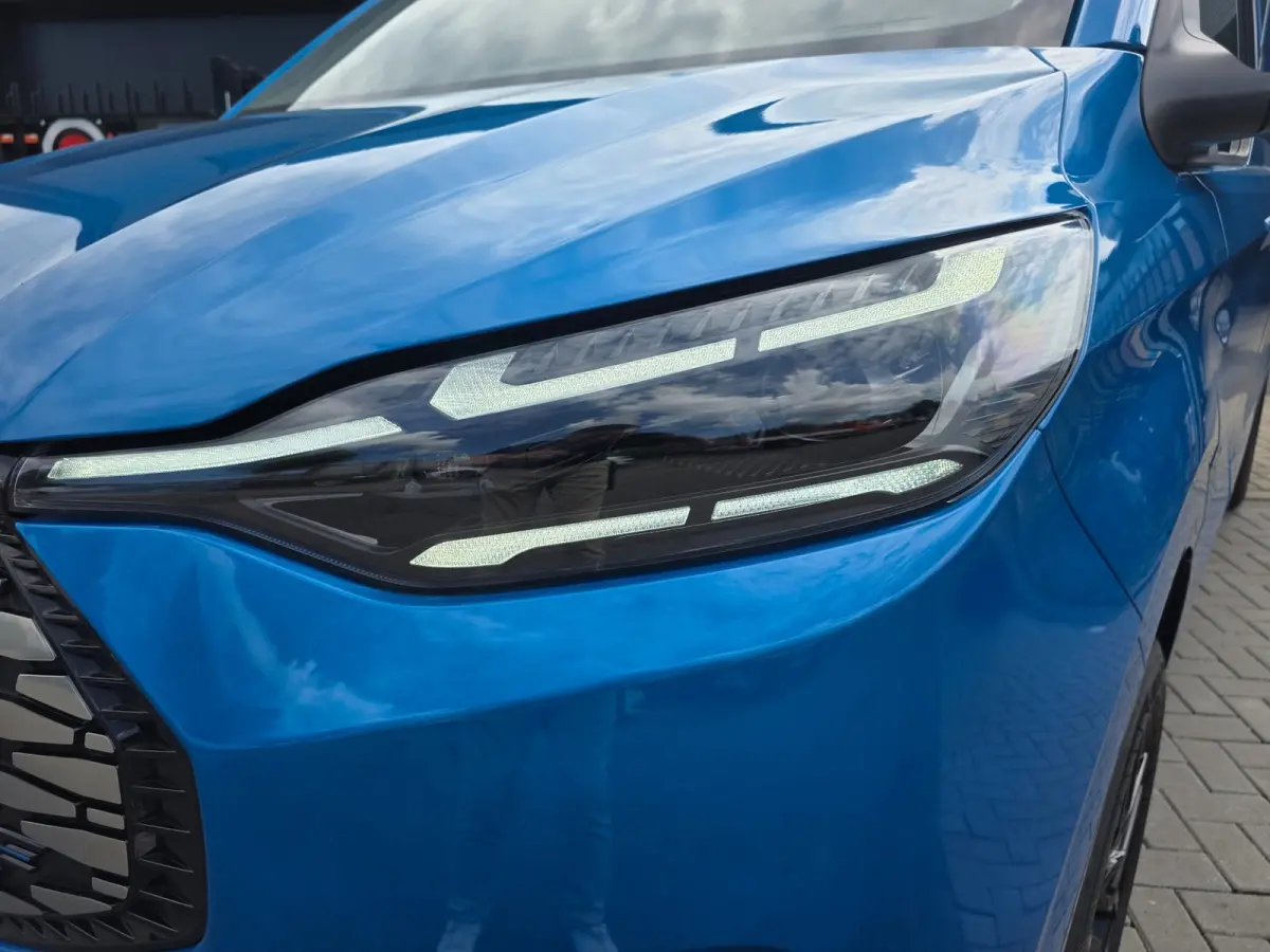 Cust. 320 L2H1 Limited 65 kWh| SoH 99%| Met o.a. 3 zits, AppleCarPlay/AndroidAuto, achteruitrijcamera en navigatie!