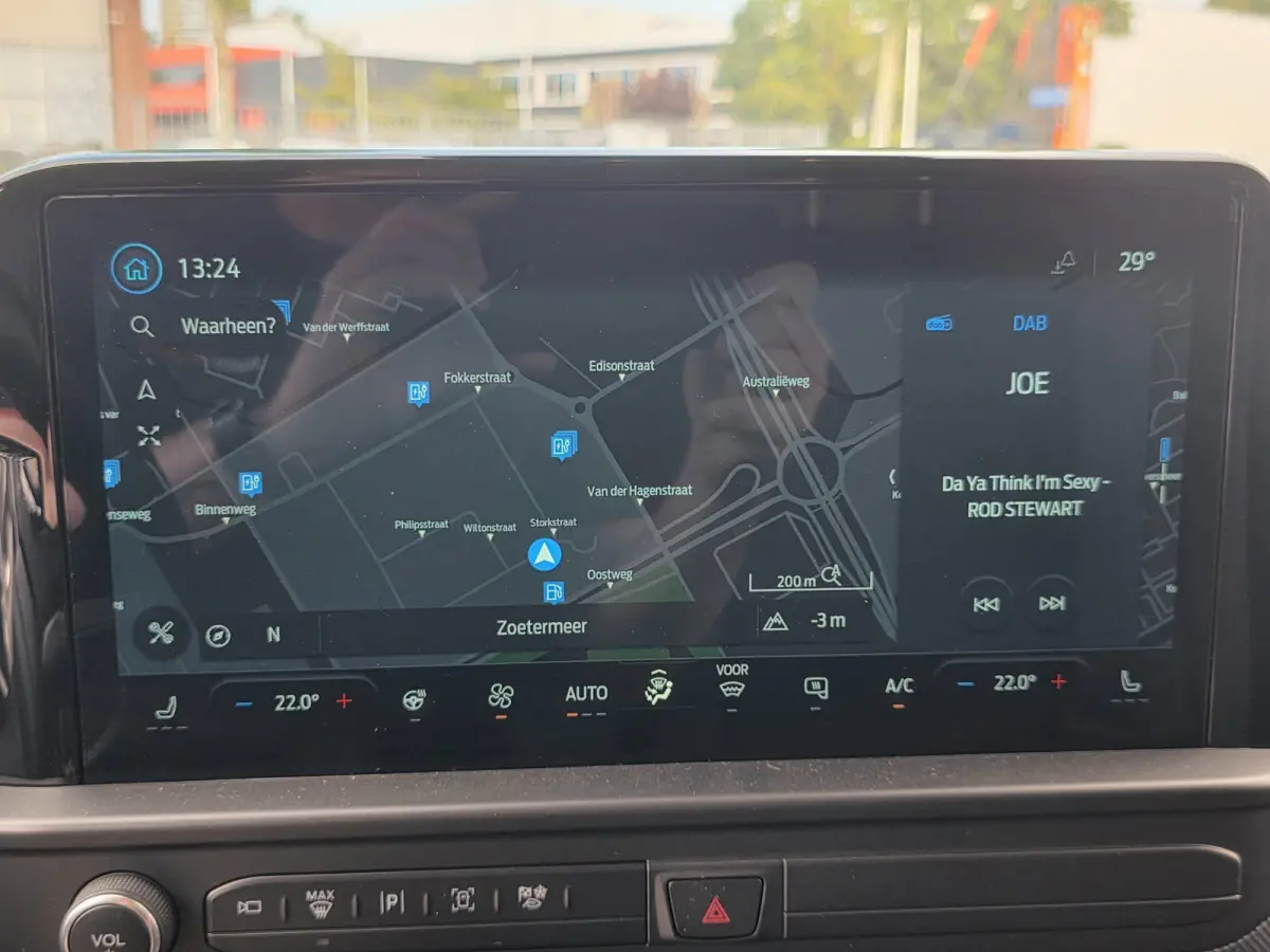 Cust. 320 L2H1 Limited 65 kWh| SoH 99%| Met o.a. 3 zits, AppleCarPlay/AndroidAuto, achteruitrijcamera en navigatie!