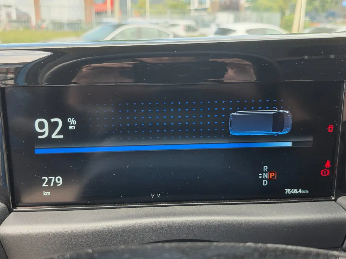 Cust. 320 L2H1 Limited 65 kWh| SoH 99%| Met o.a. 3 zits, AppleCarPlay/AndroidAuto, achteruitrijcamera en navigatie!