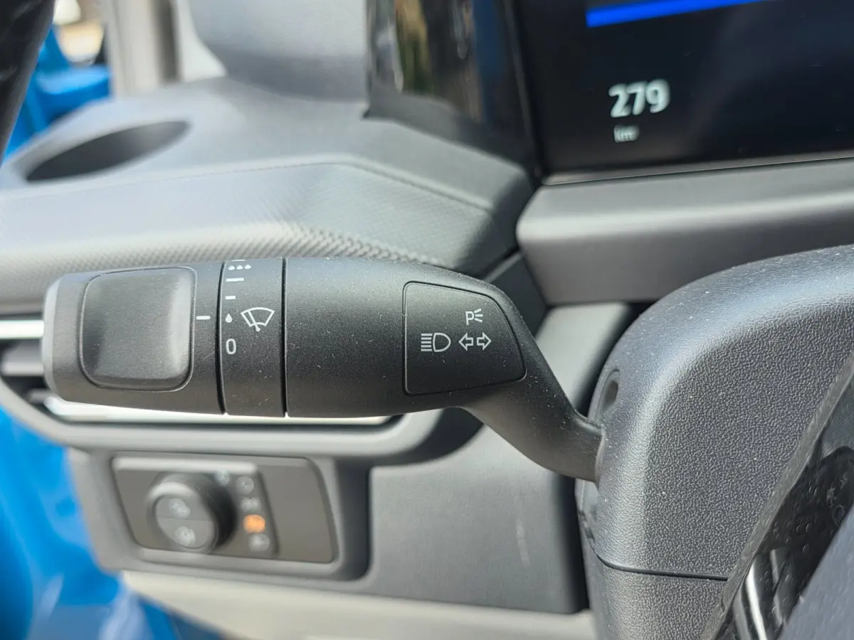 Cust. 320 L2H1 Limited 65 kWh| SoH 99%| Met o.a. 3 zits, AppleCarPlay/AndroidAuto, achteruitrijcamera en navigatie!
