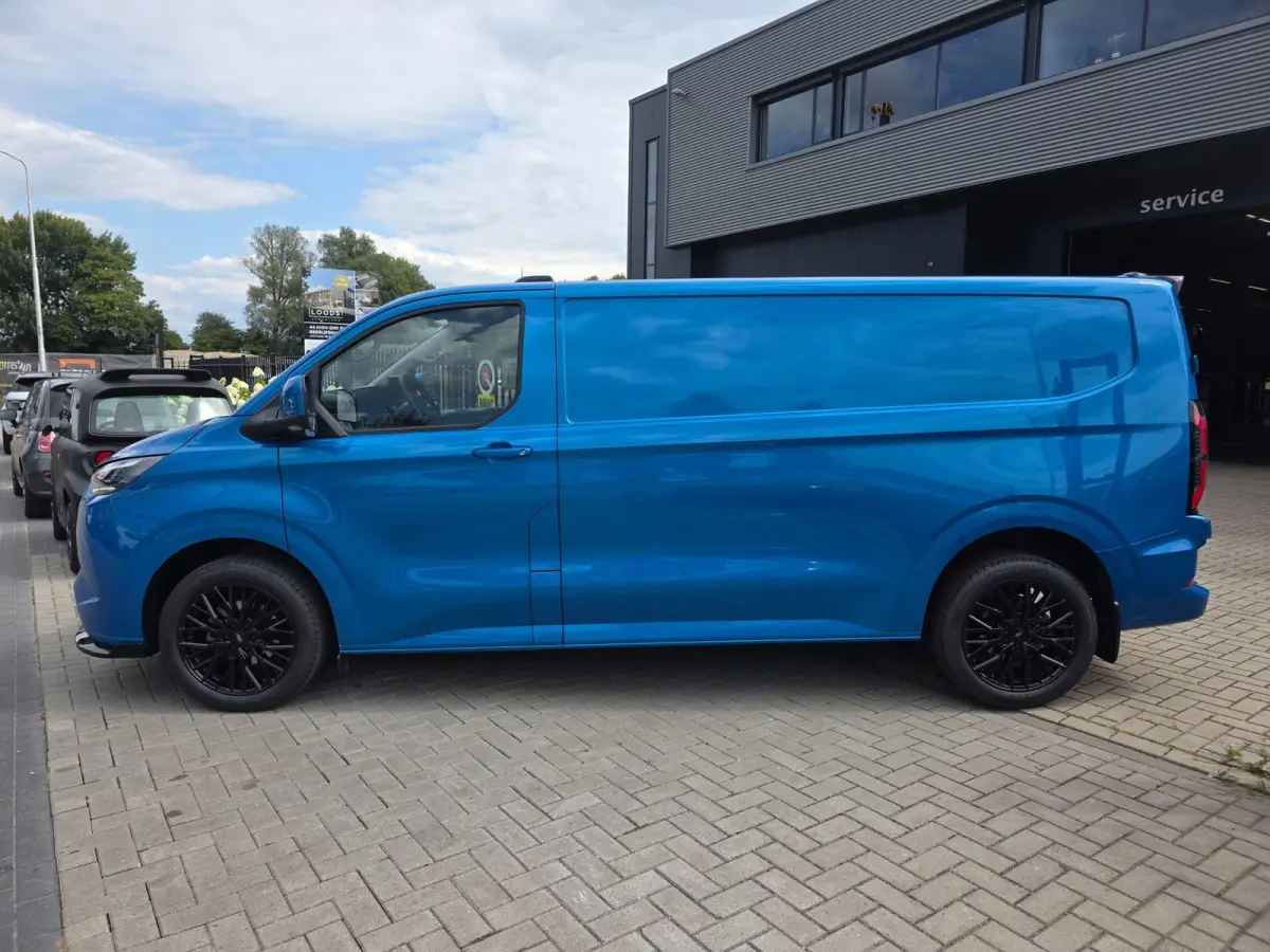 Cust. 320 L2H1 Limited 65 kWh| SoH 99%| Met o.a. 3 zits, AppleCarPlay/AndroidAuto, achteruitrijcamera en navigatie!