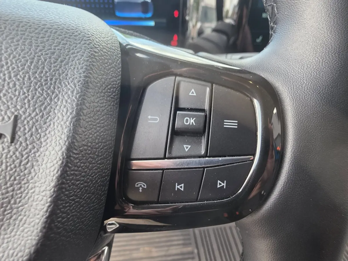 Cust. 320 L2H1 Limited 65 kWh| SoH 99%| Met o.a. 3 zits, AppleCarPlay/AndroidAuto, achteruitrijcamera en navigatie!