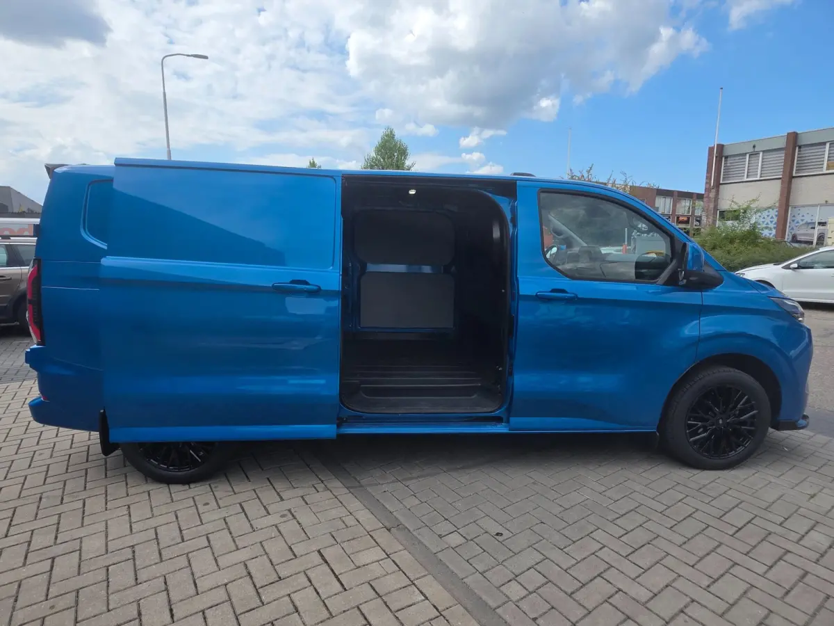 Cust. 320 L2H1 Limited 65 kWh| SoH 99%| Met o.a. 3 zits, AppleCarPlay/AndroidAuto, achteruitrijcamera en navigatie!