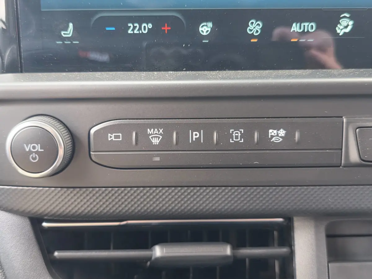 Cust. 320 L2H1 Limited 65 kWh| SoH 99%| Met o.a. 3 zits, AppleCarPlay/AndroidAuto, achteruitrijcamera en navigatie!