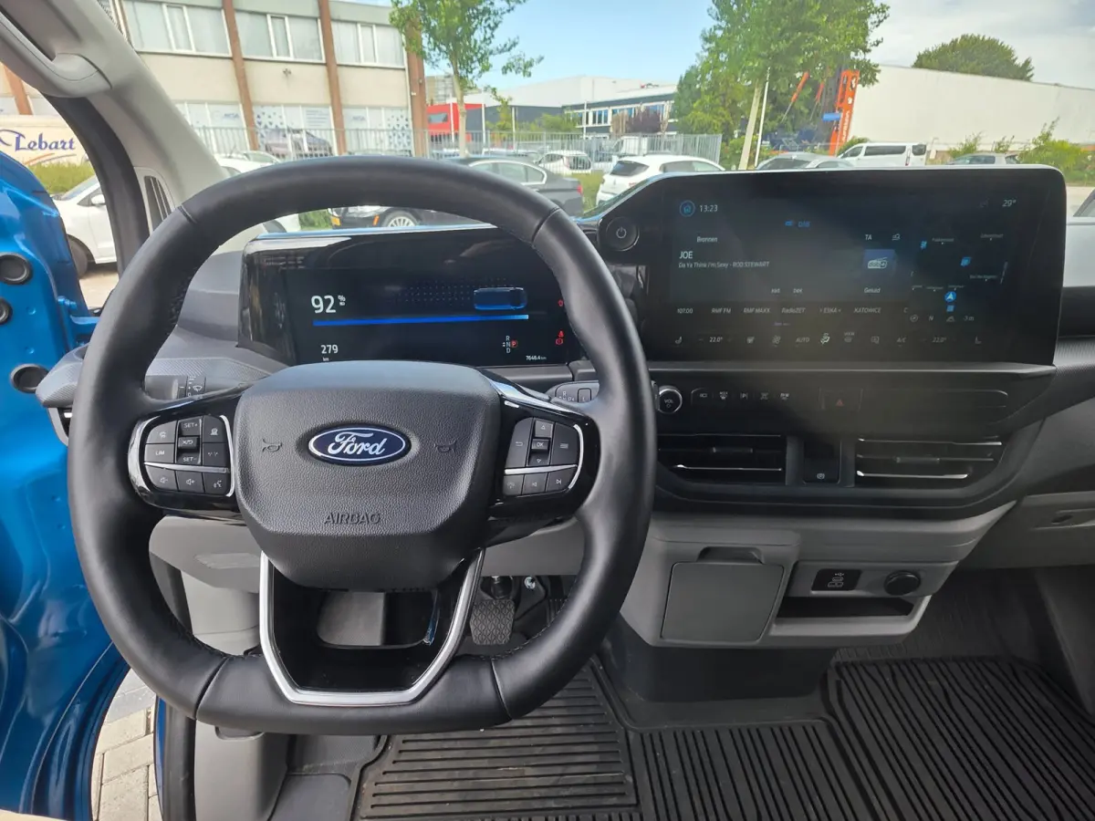 Cust. 320 L2H1 Limited 65 kWh| SoH 99%| Met o.a. 3 zits, AppleCarPlay/AndroidAuto, achteruitrijcamera en navigatie!