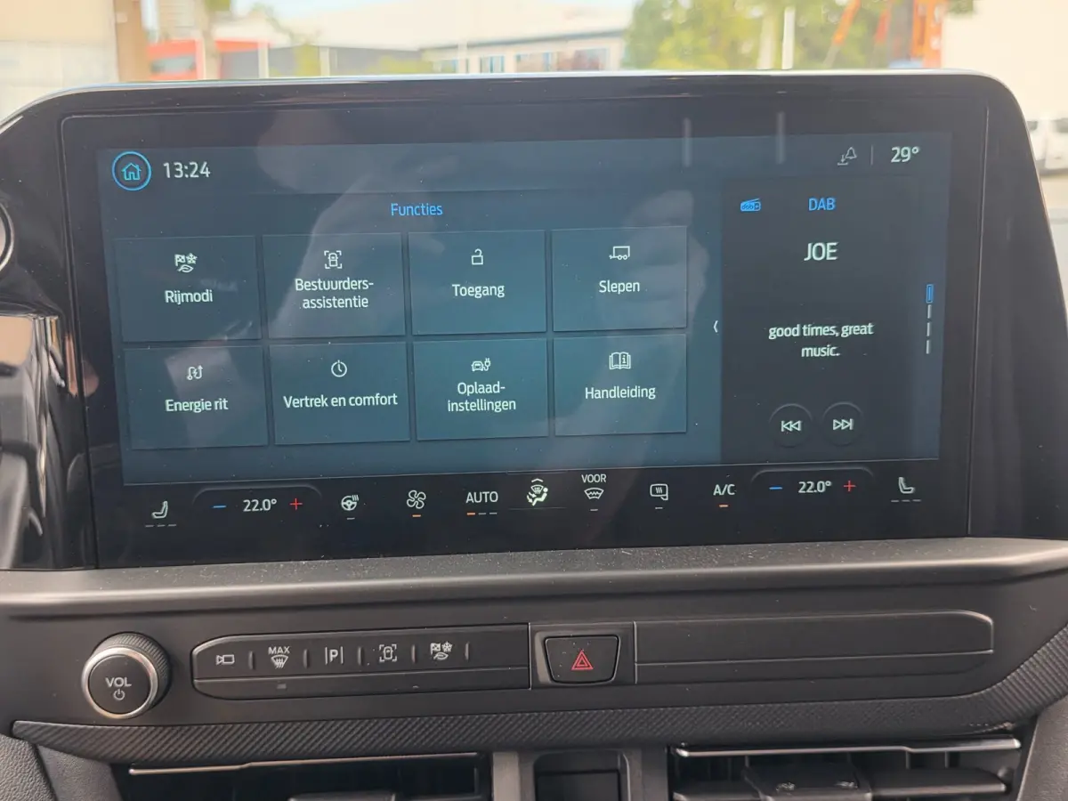 Cust. 320 L2H1 Limited 65 kWh| SoH 99%| Met o.a. 3 zits, AppleCarPlay/AndroidAuto, achteruitrijcamera en navigatie!