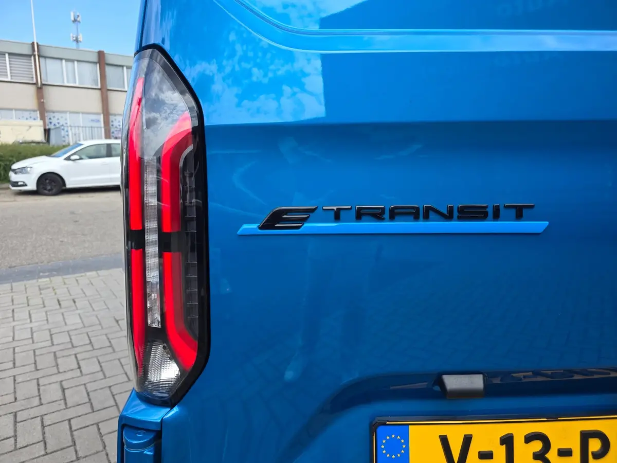 Cust. 320 L2H1 Limited 65 kWh| SoH 99%| Met o.a. 3 zits, AppleCarPlay/AndroidAuto, achteruitrijcamera en navigatie!