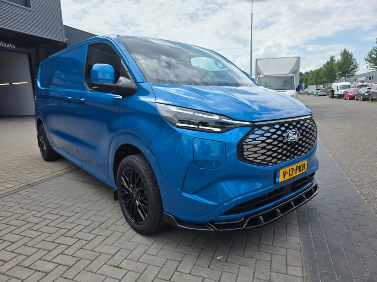 Cust. 320 L2H1 Limited 65 kWh| SoH 99%| Met o.a. 3 zits, AppleCarPlay/AndroidAuto, achteruitrijcamera en navigatie!