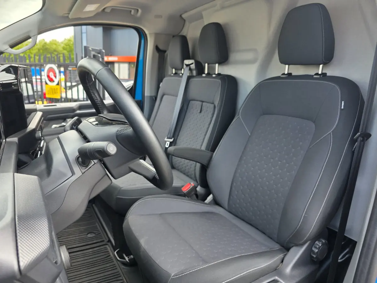 Cust. 320 L2H1 Limited 65 kWh| SoH 99%| Met o.a. 3 zits, AppleCarPlay/AndroidAuto, achteruitrijcamera en navigatie!