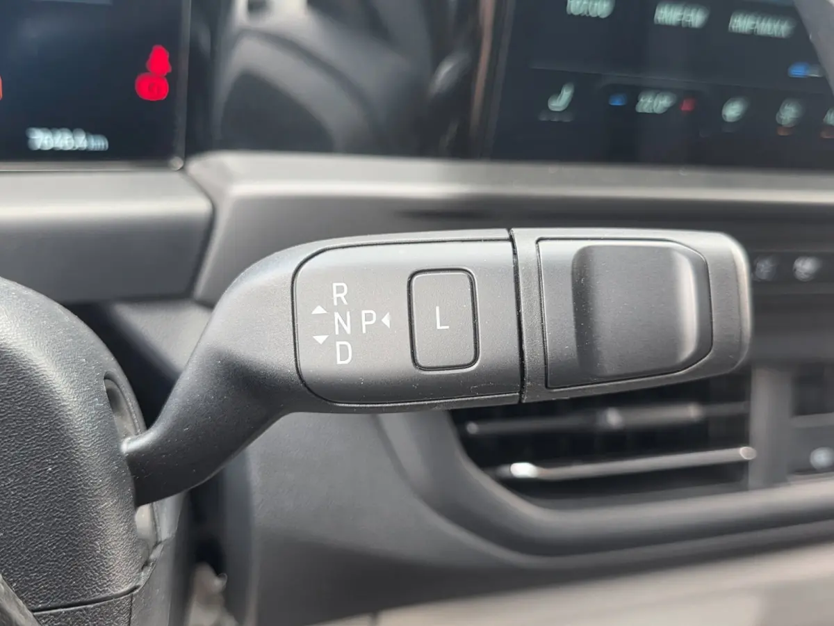 Cust. 320 L2H1 Limited 65 kWh| SoH 99%| Met o.a. 3 zits, AppleCarPlay/AndroidAuto, achteruitrijcamera en navigatie!
