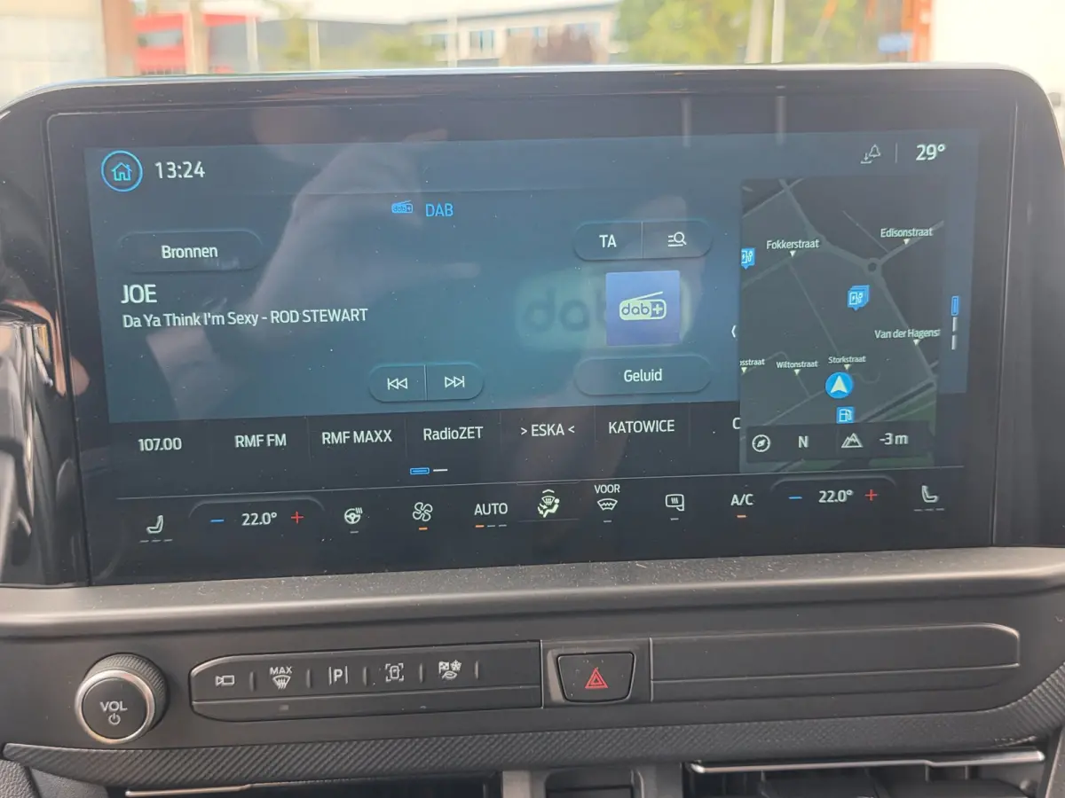 Cust. 320 L2H1 Limited 65 kWh| SoH 99%| Met o.a. 3 zits, AppleCarPlay/AndroidAuto, achteruitrijcamera en navigatie!
