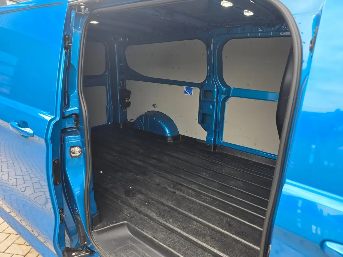 Cust. 320 L2H1 Limited 65 kWh| SoH 99%| Met o.a. 3 zits, AppleCarPlay/AndroidAuto, achteruitrijcamera en navigatie!