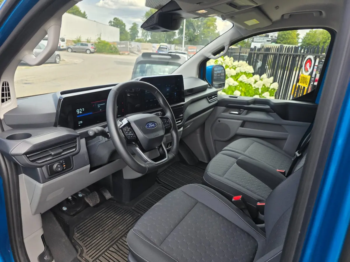 Cust. 320 L2H1 Limited 65 kWh| SoH 99%| Met o.a. 3 zits, AppleCarPlay/AndroidAuto, achteruitrijcamera en navigatie!
