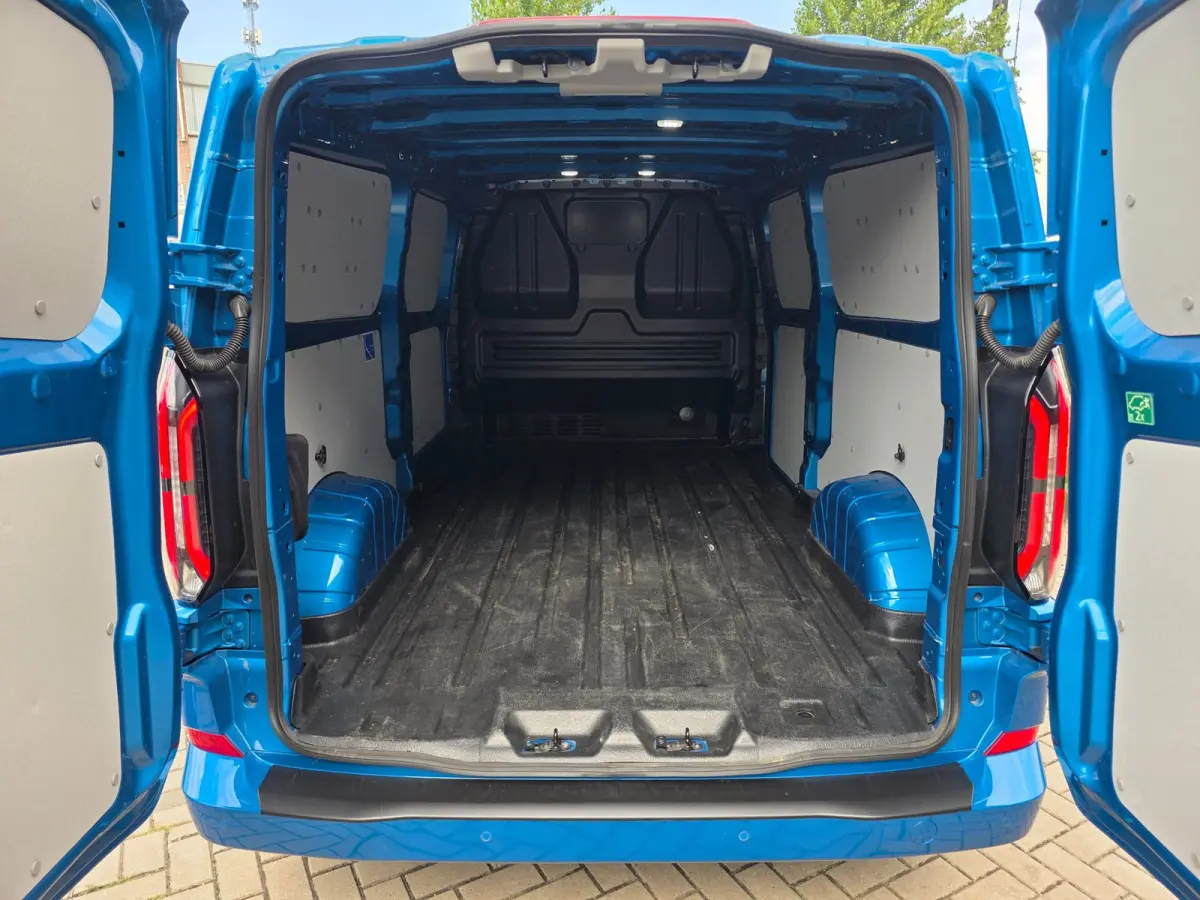 Cust. 320 L2H1 Limited 65 kWh| SoH 99%| Met o.a. 3 zits, AppleCarPlay/AndroidAuto, achteruitrijcamera en navigatie!