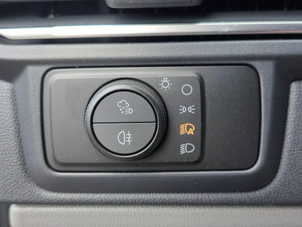 Cust. 320 L2H1 Limited 65 kWh| SoH 99%| Met o.a. 3 zits, AppleCarPlay/AndroidAuto, achteruitrijcamera en navigatie!