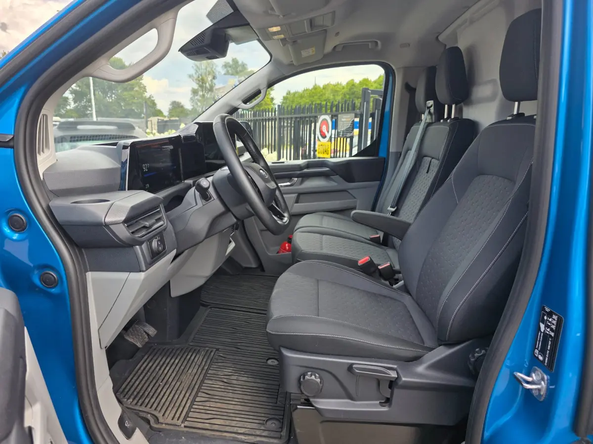 Cust. 320 L2H1 Limited 65 kWh| SoH 99%| Met o.a. 3 zits, AppleCarPlay/AndroidAuto, achteruitrijcamera en navigatie!