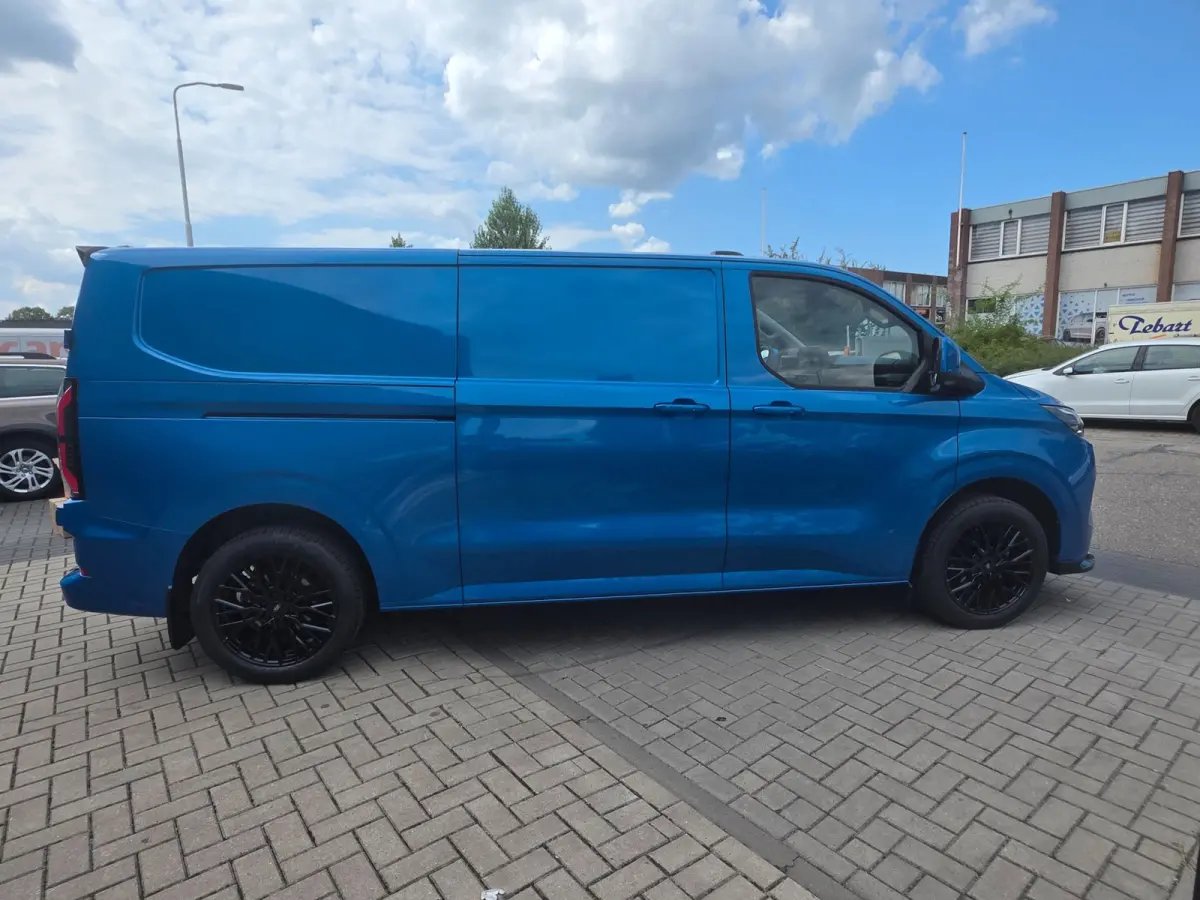 Cust. 320 L2H1 Limited 65 kWh| SoH 99%| Met o.a. 3 zits, AppleCarPlay/AndroidAuto, achteruitrijcamera en navigatie!