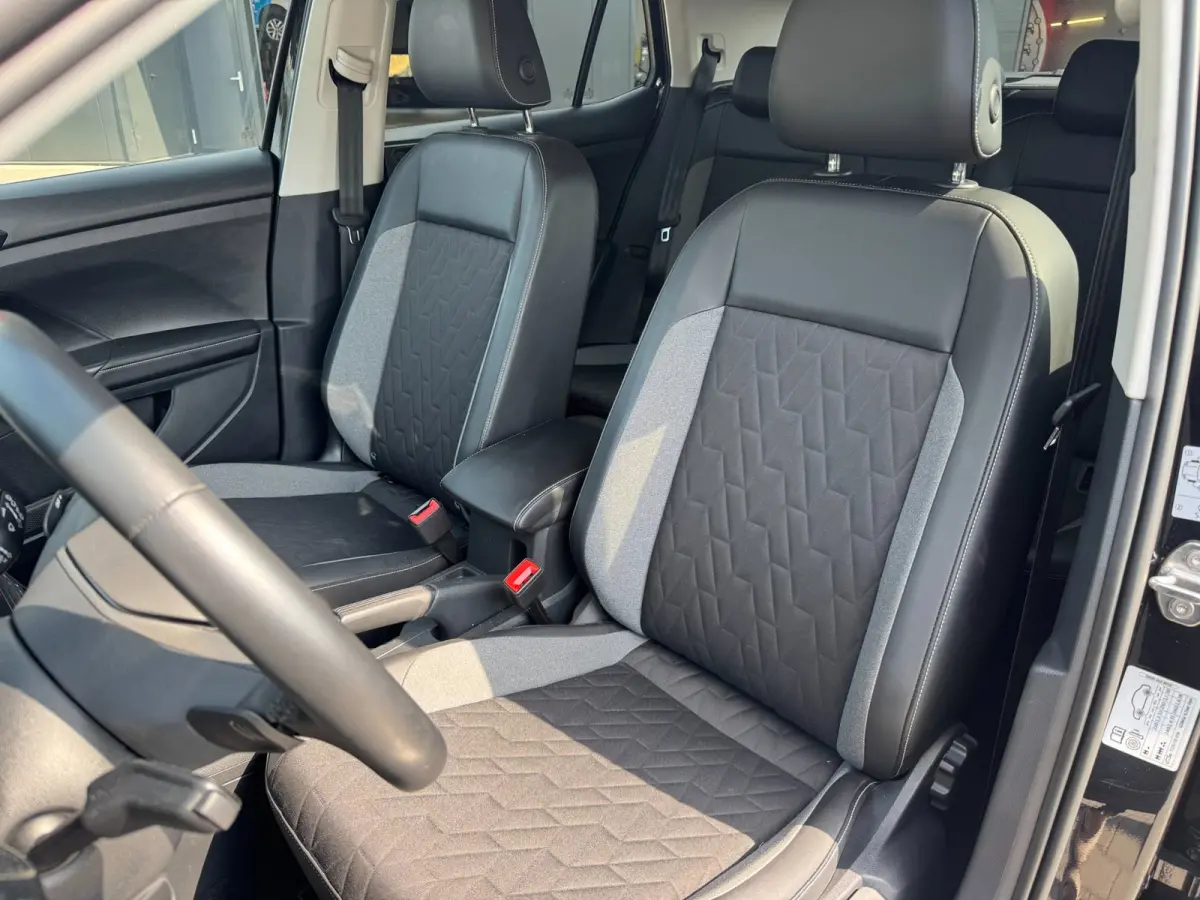 1.5 TSI R-Line Edition | Met o.a. AppleCarPlay/AndroidAuto, achteruitrijcamera, navigatie en cruise control!