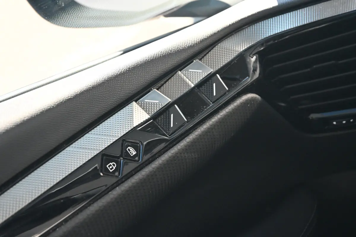 No 4 Ligne Business Tot 8 Jaar Garantie! | Navigatie | Warmtepomp | Climate Control | Draadloos Apple Carplay & Android Auto |