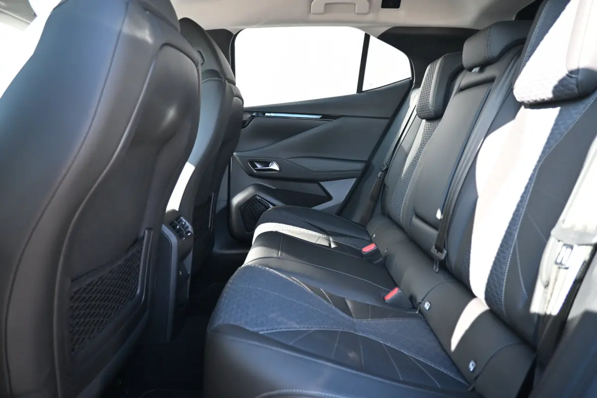 No 4 Ligne Business Tot 8 Jaar Garantie! | Navigatie | Warmtepomp | Climate Control | Draadloos Apple Carplay & Android Auto |