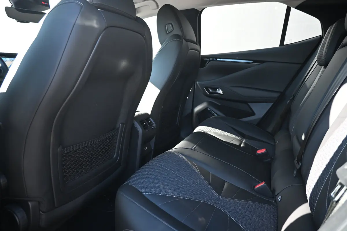 No 4 Ligne Business Tot 8 Jaar Garantie! | Navigatie | Warmtepomp | Climate Control | Draadloos Apple Carplay & Android Auto |