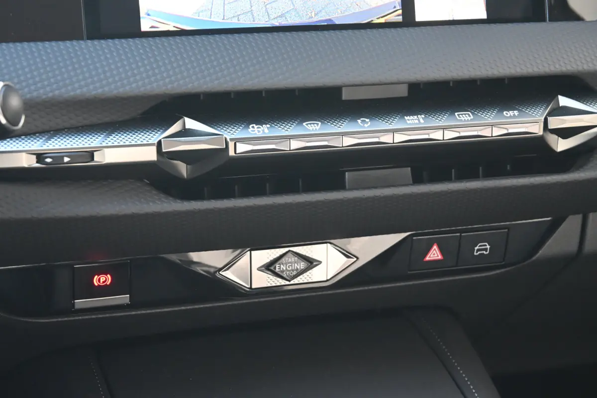 No 4 Ligne Business Tot 8 Jaar Garantie! | Navigatie | Warmtepomp | Climate Control | Draadloos Apple Carplay & Android Auto |