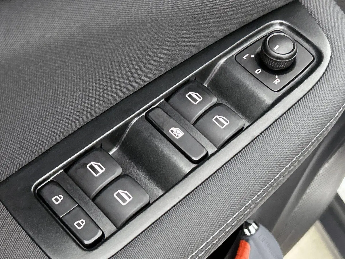 Design 37.3 kWh | Navigatie | Achteruitrijcamera | Panorama Dak | Keyless Start | Climate Control | 15" LMV |