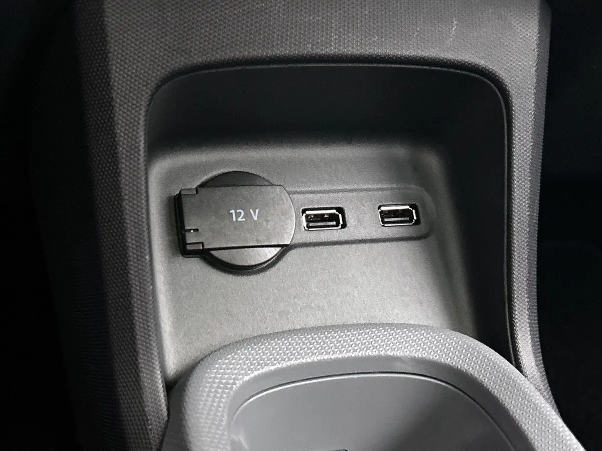 Design 37.3 kWh | Navigatie | Achteruitrijcamera | Panorama Dak | Keyless Start | Climate Control | 15" LMV |