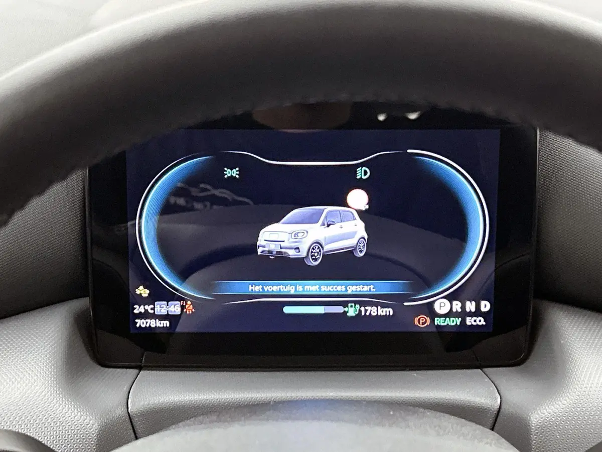Design 37.3 kWh | Navigatie | Achteruitrijcamera | Panorama Dak | Keyless Start | Climate Control | 15" LMV |
