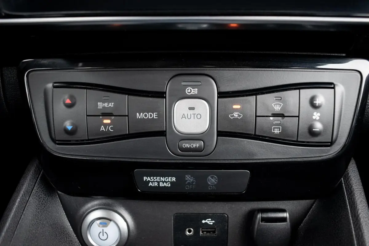 N-Connecta 40 kWh|SOH 90%|CAMERA|ADAPT. CRUISE|CARPLAY|CLIMATE|KEYLESS|DODEHOEKDETECTIE