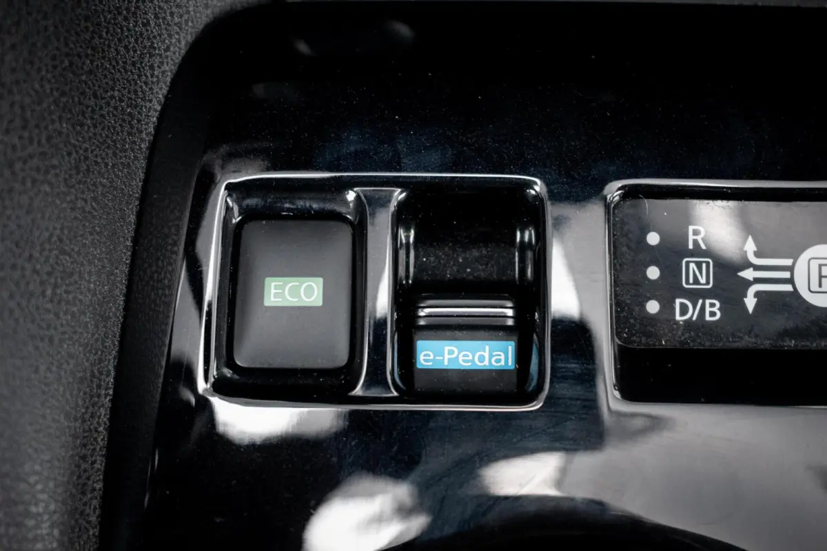 N-Connecta 40 kWh|SOH 90%|CAMERA|ADAPT. CRUISE|CARPLAY|CLIMATE|KEYLESS|DODEHOEKDETECTIE