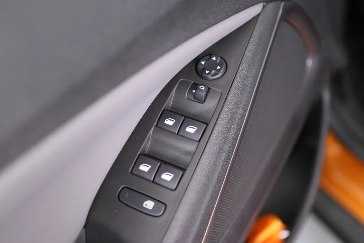 1.2 Turbo Innovation | Dealer Onderhouden! | Climate Control | Navigatie | Parkeersensoren | Keyless | Cruise Control | Apple Carplay / Android Auto | Lichtmetalen Velgen