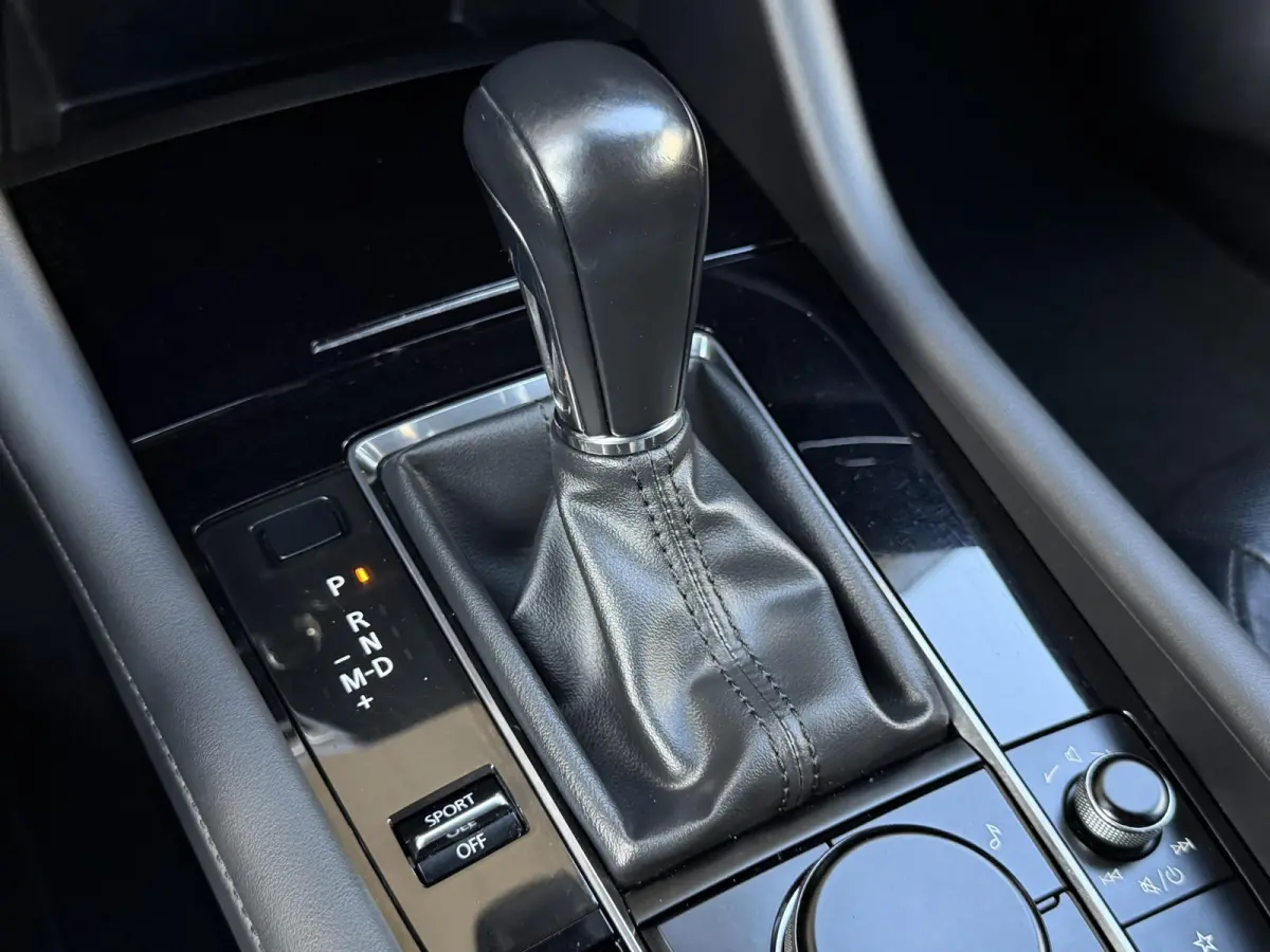2.0 e-SkyActiv-G M Hybrid 122 Comfort met Bose | Apple Carplay / Android Auto | Navigatiesysteem | Licht + Regensensor | Elektrisch Verstelbare Bestuurderstoel  | Stoel + Stuurverwarming | P