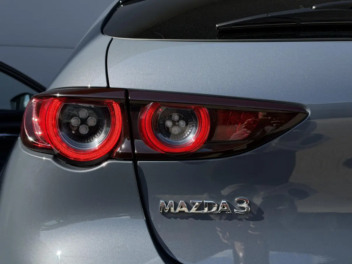 2.0 e-SkyActiv-G M Hybrid 122 Comfort met Bose | Apple Carplay / Android Auto | Navigatiesysteem | Licht + Regensensor | Elektrisch Verstelbare Bestuurderstoel  | Stoel + Stuurverwarming | P