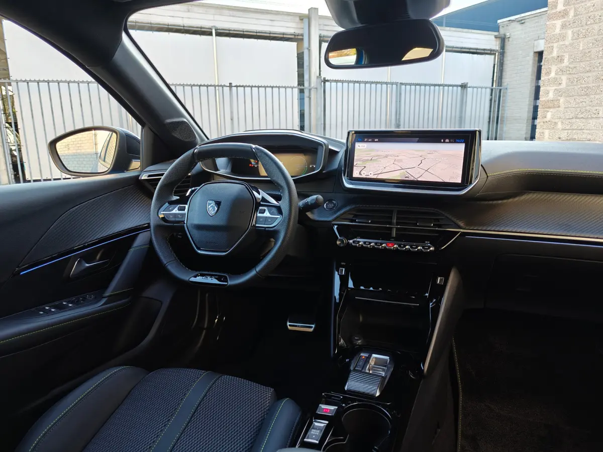 GT | Armsteunen op de voorportieren bekleed met kunstleder met groen sierstiksel (GT-Line) | Climate Control | Dashboard en deurpanelen in kunststof met carboneffect