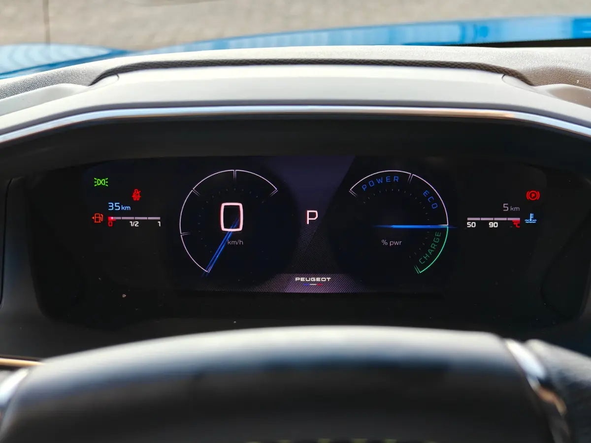 GT | Armsteunen op de voorportieren bekleed met kunstleder met groen sierstiksel (GT-Line) | Climate Control | Dashboard en deurpanelen in kunststof met carboneffect
