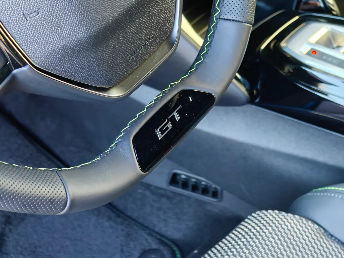 GT | Armsteunen op de voorportieren bekleed met kunstleder met groen sierstiksel (GT-Line) | Climate Control | Dashboard en deurpanelen in kunststof met carboneffect